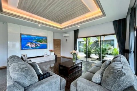 Chalet de 4 dormitorios en Pattaya, Tailandia № 132681 - foto 4