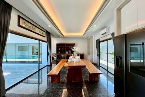 Chalet de 4 dormitorios en Pattaya, Tailandia № 132681 - foto 9