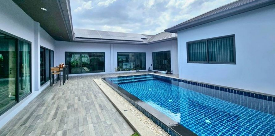 Chalet de 4 dormitorios en Pattaya, Tailandia № 132681