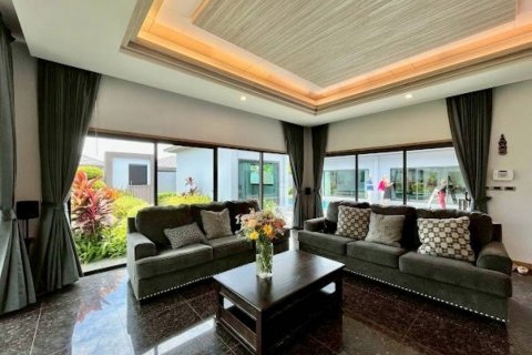 Chalet de 4 dormitorios en Pattaya, Tailandia № 132681 - foto 2