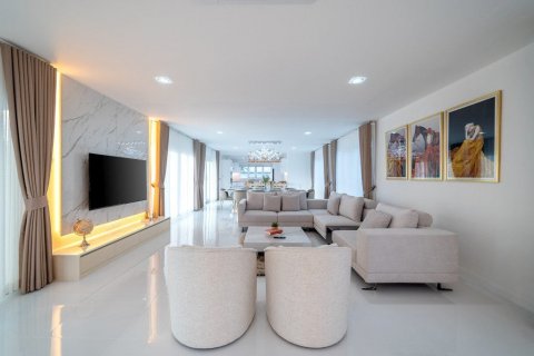 Casa de 6 dormitorios en Sattahip, Tailandia № 119272 - foto 14