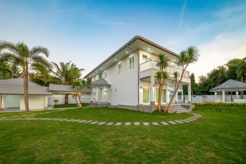 Casa de 6 dormitorios en Sattahip, Tailandia № 119272 - foto 7