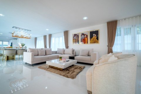 Casa de 6 dormitorios en Sattahip, Tailandia № 119272 - foto 13