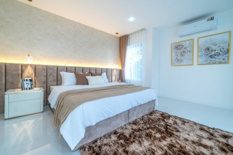 Casa de 6 dormitorios en Sattahip, Tailandia № 119272 - foto 29