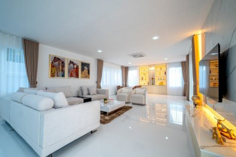Casa de 6 dormitorios en Sattahip, Tailandia № 119272 - foto 12