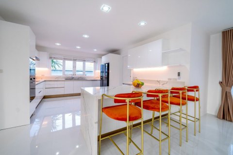 Casa de 6 dormitorios en Sattahip, Tailandia № 119272 - foto 19