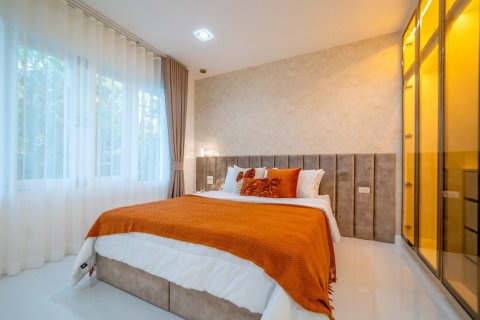 Casa de 6 dormitorios en Sattahip, Tailandia № 119272 - foto 24