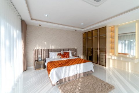 Casa de 6 dormitorios en Sattahip, Tailandia № 119272 - foto 21