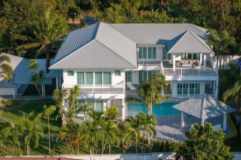 Casa de 6 dormitorios en Sattahip, Tailandia № 119272