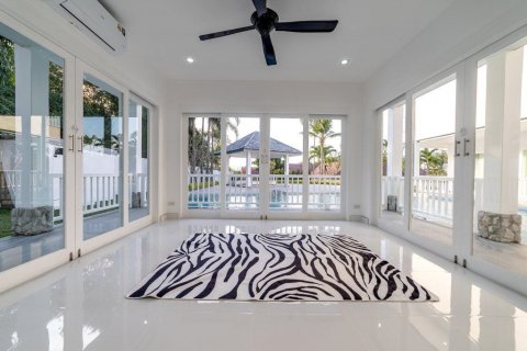 Casa de 6 dormitorios en Sattahip, Tailandia № 119272 - foto 11