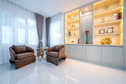 Casa de 6 dormitorios en Sattahip, Tailandia № 119272 - foto 15