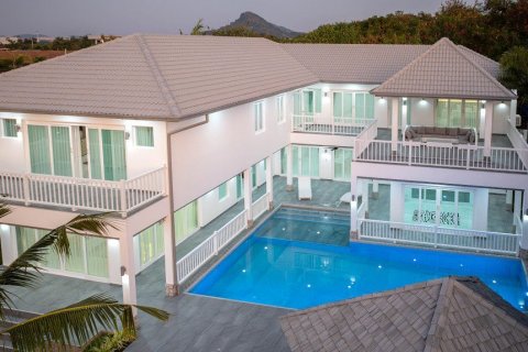 Casa de 6 dormitorios en Sattahip, Tailandia № 119272 - foto 3