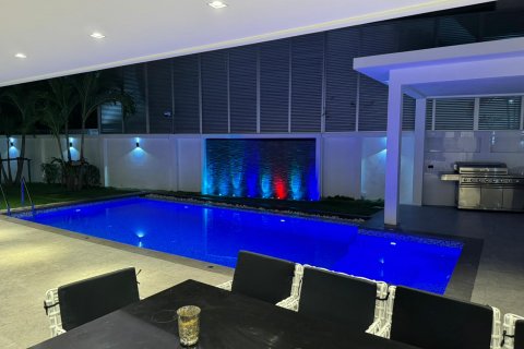 Casa de 6 dormitorios en Pattaya, Tailandia № 119271 - foto 12