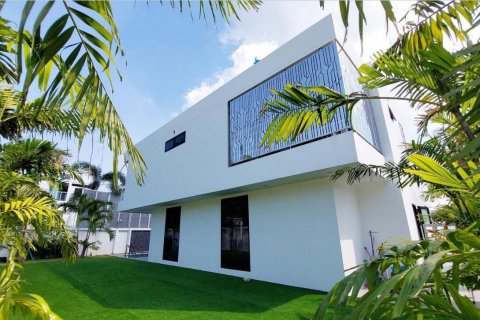 Casa de 6 dormitorios en Pattaya, Tailandia № 119271 - foto 4