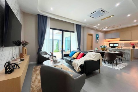 Chalet de 4 dormitorios en Pattaya, Tailandia № 125858 - foto 2