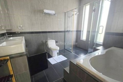 Casa de 4 dormitorios en Bang Lamung, Tailandia № 123507 - foto 15