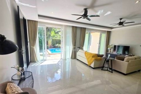 Casa de 4 dormitorios en Bang Lamung, Tailandia № 123507 - foto 3