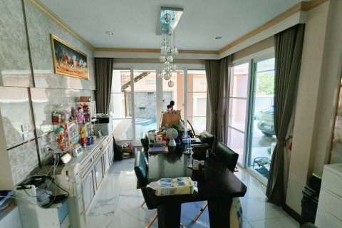Chalet de 5 dormitorios en Chon Buri, Tailandia № 126849 - foto 5