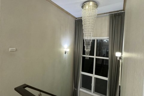 Chalet de 5 dormitorios en Chon Buri, Tailandia № 126849 - foto 12