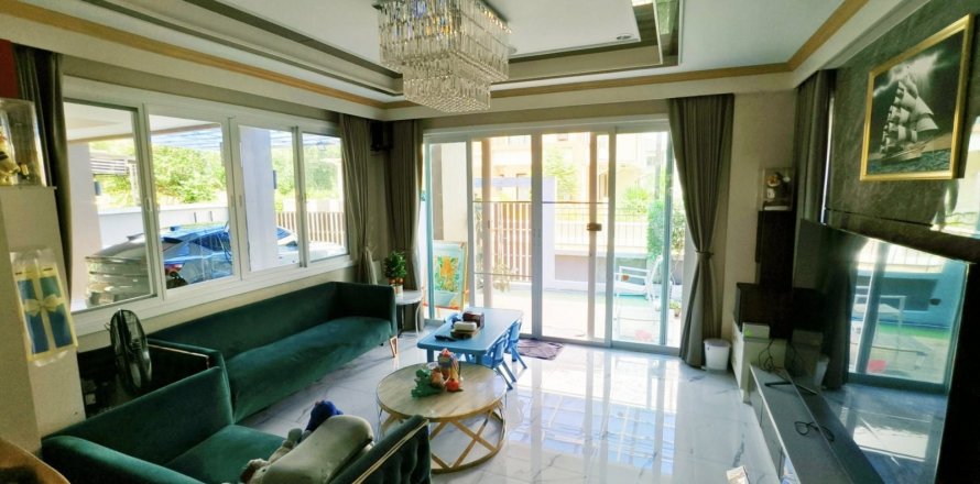 Chalet de 5 dormitorios en Chon Buri, Tailandia № 126849