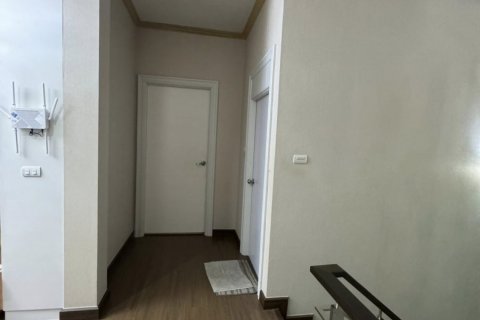 Chalet de 5 dormitorios en Chon Buri, Tailandia № 126849 - foto 11