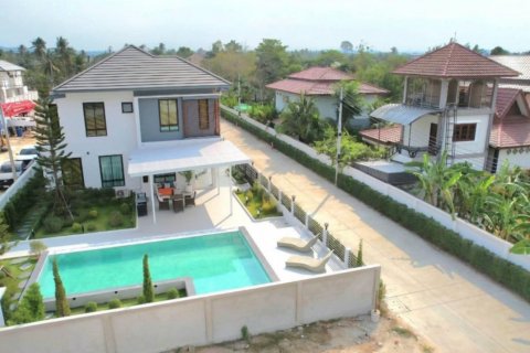 Casa de 4 dormitorios en Bang Lamung, Tailandia № 130494 - foto 2