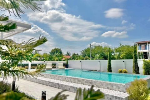 Casa de 4 dormitorios en Bang Lamung, Tailandia № 130494 - foto 3