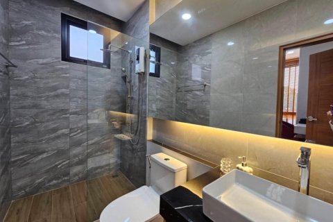 Casa de 4 dormitorios en Bang Lamung, Tailandia № 130494 - foto 21