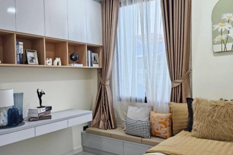 Casa de 4 dormitorios en Bang Lamung, Tailandia № 130494 - foto 15