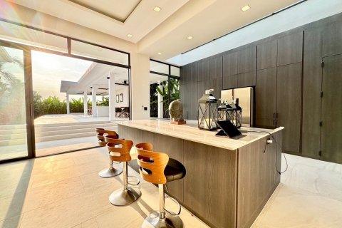 Casa de 4 dormitorios en Bang Lamung, Tailandia № 130499 - foto 18