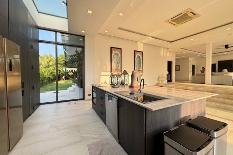 Casa de 4 dormitorios en Bang Lamung, Tailandia № 130499 - foto 10