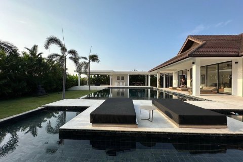 Casa de 4 dormitorios en Bang Lamung, Tailandia № 130499 - foto 4