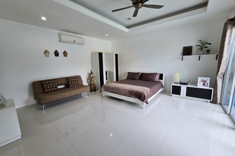 Casa de 4 dormitorios en Bang Lamung, Tailandia № 130496 - foto 25