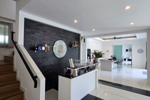 Casa de 4 dormitorios en Bang Lamung, Tailandia № 130496 - foto 15