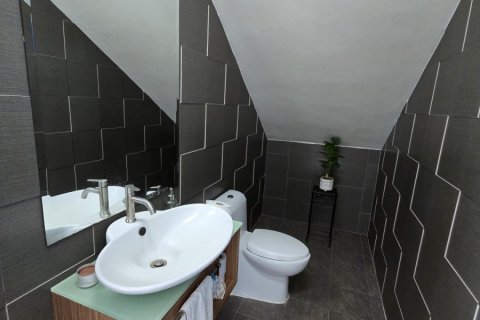 Casa de 4 dormitorios en Bang Lamung, Tailandia № 130496 - foto 13