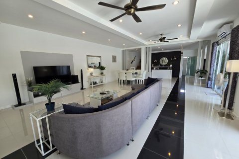 Casa de 4 dormitorios en Bang Lamung, Tailandia № 130496 - foto 18