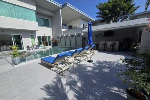Casa de 4 dormitorios en Bang Lamung, Tailandia № 130496 - foto 8