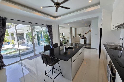 Casa de 4 dormitorios en Bang Lamung, Tailandia № 130496 - foto 12
