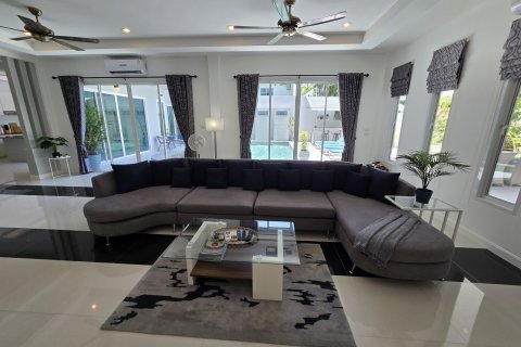 Casa de 4 dormitorios en Bang Lamung, Tailandia № 130496 - foto 21
