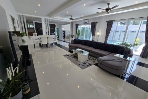 Casa de 4 dormitorios en Bang Lamung, Tailandia № 130496 - foto 20
