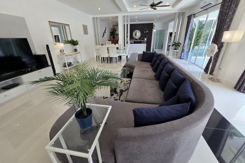 Casa de 4 dormitorios en Bang Lamung, Tailandia № 130496 - foto 19