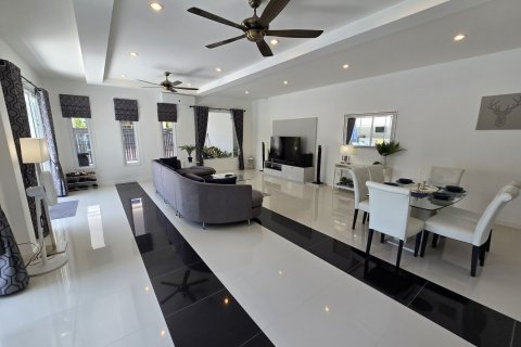 Casa de 4 dormitorios en Bang Lamung, Tailandia № 130496 - foto 17