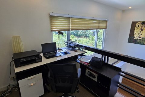 Casa de 4 dormitorios en Bang Lamung, Tailandia № 130496 - foto 30