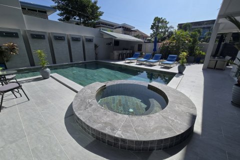 Casa de 4 dormitorios en Bang Lamung, Tailandia № 130496 - foto 10