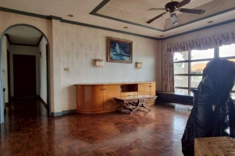 Casa de 6 dormitorios en Pattaya, Tailandia № 126670 - foto 10