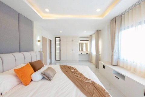 Chalet de 5 dormitorios en Pattaya, Tailandia № 132504 - foto 9