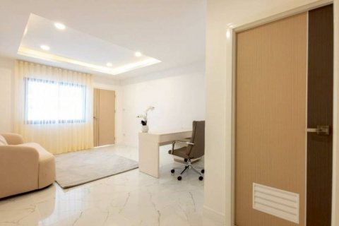 Chalet de 5 dormitorios en Pattaya, Tailandia № 132504 - foto 7