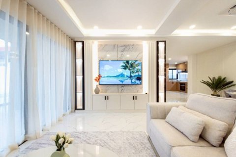 Chalet de 5 dormitorios en Pattaya, Tailandia № 132504 - foto 3