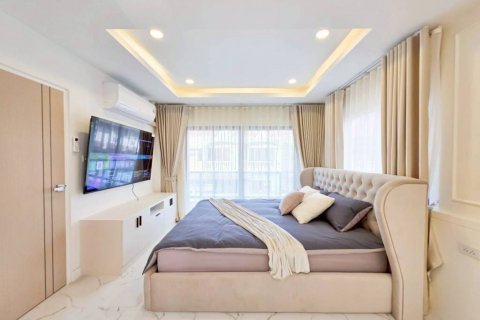 Chalet de 5 dormitorios en Pattaya, Tailandia № 132504 - foto 10