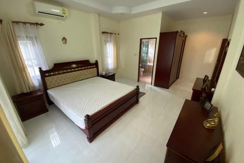 Chalet de 3 dormitorios en Pattaya, Tailandia № 101363 - foto 12
